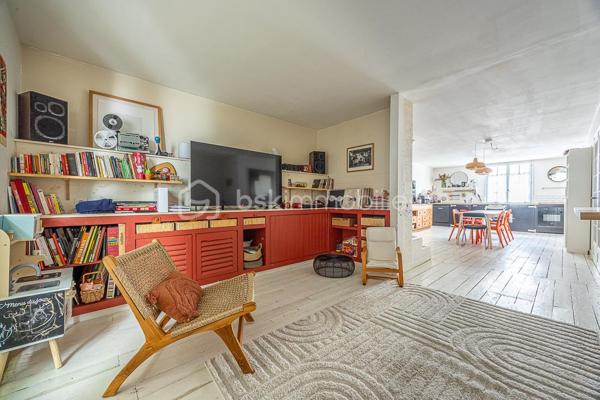 Vous rêvez de tout avoir à pied ? Marché, commerces, culture, vie de quartier… Cette maison de ville implantée en plein cœur historique de Niort vous offre ce privilège rare : vivre au centre de tout, sans compromis sur l'espace.
Organisée sur 4 niveaux, elle séduit aussi bien une famille, des urbains actifs aux multiples activités, qu'un investisseur en quête d'un bien à fort potentiel locatif (colocation, location touristique).
.
____________________________________
🔑 Rez-de-chaussée – L'atout numéro un en centre-ville
•	Entrée
•	garage de 50 m² environ : rare en hypercentre, stationnement, atelier, stockage ou tout autre usage selon vos besoins
.
________________________________________
🔼 1er niveau – Les espaces communs
•	Pièce de vie traversante comprenant une cuisine équipée ouverte sur la salle à manger et le salon
•	WC sur le palier
•	À noter : ce niveau bénéficie d'une luminosité plus tamisée, dans la typicité des maisons de centre ancien
.
________________________________________
🏠 2e niveau – Le cœur de la maison
•	Palier généreux aménagé en bibliothèque : un véritable espace de vie à part entière
•	2 grandes chambres
•	Salle de bain
•	WC séparé
.
________________________________________
☁️ 3e niveau – L'espace des possibles
•	1 grande chambre
•	1 débarras transformable en deuxième salle d’eau
•	Bureau ou dressing avec accès à la pièce en mezzanine
•	Mezzanine avec fenêtres de toit et verrière intérieure de 20m² au sol (11,72m² loi Carrez) : lumineuse, inspirante, grand bureau ou chambre supplémentaire
.
________________________________________
🌿 Extérieur
Terrasse privative de 14 m² le long du salon (2,5 m de large), totalement préservée des regards, fraîche et ombragée en été : un vrai espace de respiration en plein cœur de ville.
.
________________________________________
✔️ Les points forts
•	Localisation premium : marché, commerces, tous les atouts de la vie citadine à pied
•	Grand garage – denrée rare en centre-ville
•	4 niveaux : idéal pour une colocation ou une famille qui aime ses espaces
•	Terrasse privative et aveugle
•	Potentiel locatif fort : colocation, location meublée, tourisme
•	Caractère et cachet d'une vraie maison de ville atypique
.
________________________________________
👉 Cette maison correspond à votre projet ? Selon l'article L.561.5 du Code Monétaire et Financier, pour l'organisation de la visite, la présentation d'une pièce d'identité vous sera demandée. Vous avez la possibilité de vous faire accompagner, lors de la visite, par un professionnel de la construction de votre choix (architecte, expert en bâtiment, maître d’œuvre, artisan, etc.). Cette démarche peut vous permettre d’obtenir un avis technique éclairé sur l’état du bien, d’identifier d’éventuels travaux à prévoir et de sécuriser votre projet d’acquisition. Je vous remercie de bien vouloir m'informer en amont de la visite si vous souhaitez être accompagnés afin de faciliter l’organisation de celle-ci dans les meilleures conditions.

📞 Chers confrères, contactez-moi pour travailler en inter-cabinet.