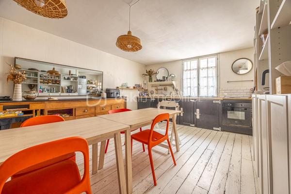 Vous rêvez de tout avoir à pied ? Marché, commerces, culture, vie de quartier… Cette maison de ville implantée en plein cœur historique de Niort vous offre ce privilège rare : vivre au centre de tout, sans compromis sur l'espace.
Organisée sur 4 niveaux, elle séduit aussi bien une famille, des urbains actifs aux multiples activités, qu'un investisseur en quête d'un bien à fort potentiel locatif (colocation, location touristique).
.
____________________________________
🔑 Rez-de-chaussée – L'atout numéro un en centre-ville
•	Entrée
•	garage de 50 m² environ : rare en hypercentre, stationnement, atelier, stockage ou tout autre usage selon vos besoins
.
________________________________________
🔼 1er niveau – Les espaces communs
•	Pièce de vie traversante comprenant une cuisine équipée ouverte sur la salle à manger et le salon
•	WC sur le palier
•	À noter : ce niveau bénéficie d'une luminosité plus tamisée, dans la typicité des maisons de centre ancien
.
________________________________________
🏠 2e niveau – Le cœur de la maison
•	Palier généreux aménagé en bibliothèque : un véritable espace de vie à part entière
•	2 grandes chambres
•	Salle de bain
•	WC séparé
.
________________________________________
☁️ 3e niveau – L'espace des possibles
•	1 grande chambre
•	1 débarras transformable en deuxième salle d’eau
•	Bureau ou dressing avec accès à la pièce en mezzanine
•	Mezzanine avec fenêtres de toit et verrière intérieure de 20m² au sol (11,72m² loi Carrez) : lumineuse, inspirante, grand bureau ou chambre supplémentaire
.
________________________________________
🌿 Extérieur
Terrasse privative de 14 m² le long du salon (2,5 m de large), totalement préservée des regards, fraîche et ombragée en été : un vrai espace de respiration en plein cœur de ville.
.
________________________________________
✔️ Les points forts
•	Localisation premium : marché, commerces, tous les atouts de la vie citadine à pied
•	Grand garage – denrée rare en centre-ville
•	4 niveaux : idéal pour une colocation ou une famille qui aime ses espaces
•	Terrasse privative et aveugle
•	Potentiel locatif fort : colocation, location meublée, tourisme
•	Caractère et cachet d'une vraie maison de ville atypique
.
________________________________________
👉 Cette maison correspond à votre projet ? Selon l'article L.561.5 du Code Monétaire et Financier, pour l'organisation de la visite, la présentation d'une pièce d'identité vous sera demandée. Vous avez la possibilité de vous faire accompagner, lors de la visite, par un professionnel de la construction de votre choix (architecte, expert en bâtiment, maître d’œuvre, artisan, etc.). Cette démarche peut vous permettre d’obtenir un avis technique éclairé sur l’état du bien, d’identifier d’éventuels travaux à prévoir et de sécuriser votre projet d’acquisition. Je vous remercie de bien vouloir m'informer en amont de la visite si vous souhaitez être accompagnés afin de faciliter l’organisation de celle-ci dans les meilleures conditions.

📞 Chers confrères, contactez-moi pour travailler en inter-cabinet.