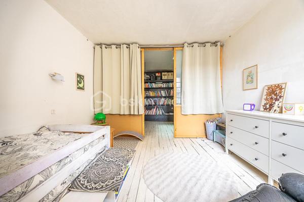 Vous rêvez de tout avoir à pied ? Marché, commerces, culture, vie de quartier… Cette maison de ville implantée en plein cœur historique de Niort vous offre ce privilège rare : vivre au centre de tout, sans compromis sur l'espace.
Organisée sur 4 niveaux, elle séduit aussi bien une famille, des urbains actifs aux multiples activités, qu'un investisseur en quête d'un bien à fort potentiel locatif (colocation, location touristique).
.
____________________________________
🔑 Rez-de-chaussée – L'atout numéro un en centre-ville
•	Entrée
•	garage de 50 m² environ : rare en hypercentre, stationnement, atelier, stockage ou tout autre usage selon vos besoins
.
________________________________________
🔼 1er niveau – Les espaces communs
•	Pièce de vie traversante comprenant une cuisine équipée ouverte sur la salle à manger et le salon
•	WC sur le palier
•	À noter : ce niveau bénéficie d'une luminosité plus tamisée, dans la typicité des maisons de centre ancien
.
________________________________________
🏠 2e niveau – Le cœur de la maison
•	Palier généreux aménagé en bibliothèque : un véritable espace de vie à part entière
•	2 grandes chambres
•	Salle de bain
•	WC séparé
.
________________________________________
☁️ 3e niveau – L'espace des possibles
•	1 grande chambre
•	1 débarras transformable en deuxième salle d’eau
•	Bureau ou dressing avec accès à la pièce en mezzanine
•	Mezzanine avec fenêtres de toit et verrière intérieure de 20m² au sol (11,72m² loi Carrez) : lumineuse, inspirante, grand bureau ou chambre supplémentaire
.
________________________________________
🌿 Extérieur
Terrasse privative de 14 m² le long du salon (2,5 m de large), totalement préservée des regards, fraîche et ombragée en été : un vrai espace de respiration en plein cœur de ville.
.
________________________________________
✔️ Les points forts
•	Localisation premium : marché, commerces, tous les atouts de la vie citadine à pied
•	Grand garage – denrée rare en centre-ville
•	4 niveaux : idéal pour une colocation ou une famille qui aime ses espaces
•	Terrasse privative et aveugle
•	Potentiel locatif fort : colocation, location meublée, tourisme
•	Caractère et cachet d'une vraie maison de ville atypique
.
________________________________________
👉 Cette maison correspond à votre projet ? Selon l'article L.561.5 du Code Monétaire et Financier, pour l'organisation de la visite, la présentation d'une pièce d'identité vous sera demandée. Vous avez la possibilité de vous faire accompagner, lors de la visite, par un professionnel de la construction de votre choix (architecte, expert en bâtiment, maître d’œuvre, artisan, etc.). Cette démarche peut vous permettre d’obtenir un avis technique éclairé sur l’état du bien, d’identifier d’éventuels travaux à prévoir et de sécuriser votre projet d’acquisition. Je vous remercie de bien vouloir m'informer en amont de la visite si vous souhaitez être accompagnés afin de faciliter l’organisation de celle-ci dans les meilleures conditions.

📞 Chers confrères, contactez-moi pour travailler en inter-cabinet.