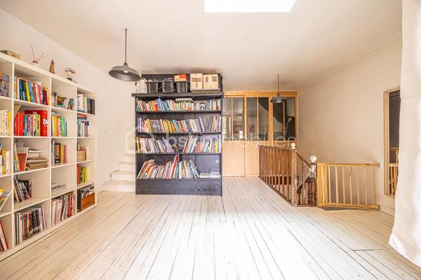 Vous rêvez de tout avoir à pied ? Marché, commerces, culture, vie de quartier… Cette maison de ville implantée en plein cœur historique de Niort vous offre ce privilège rare : vivre au centre de tout, sans compromis sur l'espace.
Organisée sur 4 niveaux, elle séduit aussi bien une famille, des urbains actifs aux multiples activités, qu'un investisseur en quête d'un bien à fort potentiel locatif (colocation, location touristique).
.
____________________________________
🔑 Rez-de-chaussée – L'atout numéro un en centre-ville
•	Entrée
•	garage de 50 m² environ : rare en hypercentre, stationnement, atelier, stockage ou tout autre usage selon vos besoins
.
________________________________________
🔼 1er niveau – Les espaces communs
•	Pièce de vie traversante comprenant une cuisine équipée ouverte sur la salle à manger et le salon
•	WC sur le palier
•	À noter : ce niveau bénéficie d'une luminosité plus tamisée, dans la typicité des maisons de centre ancien
.
________________________________________
🏠 2e niveau – Le cœur de la maison
•	Palier généreux aménagé en bibliothèque : un véritable espace de vie à part entière
•	2 grandes chambres
•	Salle de bain
•	WC séparé
.
________________________________________
☁️ 3e niveau – L'espace des possibles
•	1 grande chambre
•	1 débarras transformable en deuxième salle d’eau
•	Bureau ou dressing avec accès à la pièce en mezzanine
•	Mezzanine avec fenêtres de toit et verrière intérieure de 20m² au sol (11,72m² loi Carrez) : lumineuse, inspirante, grand bureau ou chambre supplémentaire
.
________________________________________
🌿 Extérieur
Terrasse privative de 14 m² le long du salon (2,5 m de large), totalement préservée des regards, fraîche et ombragée en été : un vrai espace de respiration en plein cœur de ville.
.
________________________________________
✔️ Les points forts
•	Localisation premium : marché, commerces, tous les atouts de la vie citadine à pied
•	Grand garage – denrée rare en centre-ville
•	4 niveaux : idéal pour une colocation ou une famille qui aime ses espaces
•	Terrasse privative et aveugle
•	Potentiel locatif fort : colocation, location meublée, tourisme
•	Caractère et cachet d'une vraie maison de ville atypique
.
________________________________________
👉 Cette maison correspond à votre projet ? Selon l'article L.561.5 du Code Monétaire et Financier, pour l'organisation de la visite, la présentation d'une pièce d'identité vous sera demandée. Vous avez la possibilité de vous faire accompagner, lors de la visite, par un professionnel de la construction de votre choix (architecte, expert en bâtiment, maître d’œuvre, artisan, etc.). Cette démarche peut vous permettre d’obtenir un avis technique éclairé sur l’état du bien, d’identifier d’éventuels travaux à prévoir et de sécuriser votre projet d’acquisition. Je vous remercie de bien vouloir m'informer en amont de la visite si vous souhaitez être accompagnés afin de faciliter l’organisation de celle-ci dans les meilleures conditions.

📞 Chers confrères, contactez-moi pour travailler en inter-cabinet.