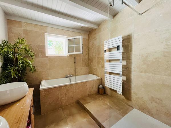 Charme de la Pierre & Performance Énergétique Exceptionnelle,  
La jarrie 17220