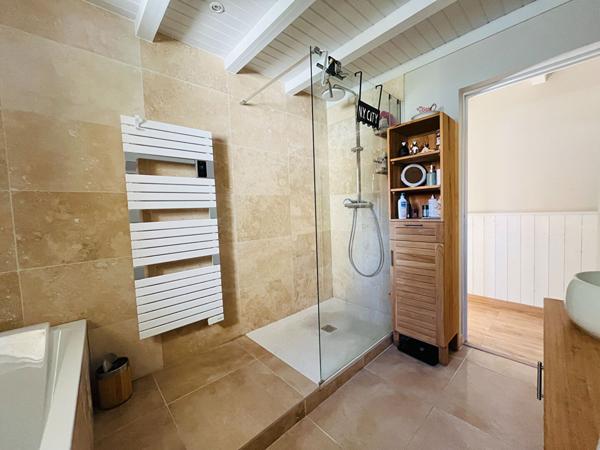 Charme de la Pierre & Performance Énergétique Exceptionnelle,  
La jarrie 17220