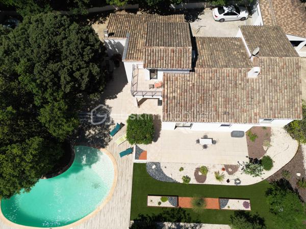 Bollène (84500) – Quartier résidentiel prisé du Barry

Dans un environnement résidentiel recherché, au calme absolu et à seulement quelques pas des sentiers du Barry, cette élégante villa de 175 m² habitables offre un équilibre parfait entre confort, prestations de qualité et douceur de vivre.

Édifiée sur un magnifique terrain paysager de 1 639 m², entièrement clos et sans vis-à-vis, cette propriété séduira les familles en quête d'espace ainsi que les acquéreurs recherchant un bien prêt à vivre, sans travaux.

Une pièce de vie chaleureuse et fonctionnelle

Dès l'entrée, vous découvrirez un vaste séjour de 42 m², baigné de lumière grâce à ses larges ouvertures. Le poêle à bois apporte une ambiance chaleureuse tout en offrant un excellent confort thermique durant l'hiver.

La cuisine, entièrement aménagée et équipée, a été pensée pour conjuguer esthétique et praticité. Ses nombreux rangements sur mesure, son vaste plan de travail et son espace plancha intégré en font un lieu convivial, idéal pour recevoir famille et amis.

Une salle de cinéma complète cet espace de vie et constitue un véritable atout, offrant un confort rarement proposé sur ce type de bien.

L'ensemble de la maison bénéficie d'une climatisation réversible, garantissant une température agréable en toute saison.

Un espace nuit parfaitement agencé

L'espace nuit a été conçu pour préserver l'intimité de chacun.

La suite parentale d'environ 21 m² dispose :

d'un grand dressing aménagé ;
d'une salle d'eau privative avec douche à l'italienne ;
de toilettes indépendantes.

Trois autres chambres, comprises entre 13 et 21 m², disposent toutes de placards intégrés. L'une d'elles bénéficie d'un WC privatif ainsi que d'un solarium, offrant un espace indépendant particulièrement apprécié pour un adolescent, des invités ou une activité professionnelle.

Une salle de bains familiale avec baignoire et double vasque ainsi qu'un WC indépendant complètent cet espace.

Des extérieurs conçus pour profiter pleinement du climat provençal

Le jardin, soigneusement entretenu et entièrement arboré, offre une intimité totale.

Véritable espace de détente, il accueille une superbe piscine DIFFAZUR, reconnue pour la qualité de ses réalisations, équipée :

d'un spa intégré ;
d'une plage immergée d'environ 8 m², idéale pour les jeunes enfants ou pour se relaxer.

Deux grandes terrasses permettent de profiter pleinement des repas en extérieur tout au long de l'année.

Les amateurs de convivialité apprécieront également le terrain de pétanque ombragé et éclairé.

Un garage fermé de 30 m² ainsi que plusieurs places de stationnement complètent les prestations.

Des équipements de qualité
Villa entièrement de plain-pied
Menuiseries aluminium à double vitrage
Climatisation réversible
Poêle à bois
Piscine DIFFAZUR avec spa intégré
Terrain entièrement clos et paysagé
Garage de 30 m²
Nombreux stationnements
Aucun vis-à-vis
Une situation privilégiée

La propriété bénéficie d'un emplacement stratégique :

à moins de 100 mètres des sentiers de randonnée du Barry ;
à seulement 1 km de l'autoroute A7, facilitant les déplacements vers Avignon, Orange, Montélimar ou Marseille ;
à 12 minutes de la gare de Bollène ;
à proximité immédiate des écoles, commerces et services.

Cette localisation permet de profiter d'un environnement naturel tout en restant parfaitement connecté aux principaux axes de communication.