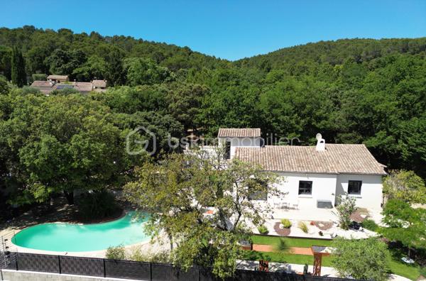 Bollène (84500) – Quartier résidentiel prisé du Barry

Dans un environnement résidentiel recherché, au calme absolu et à seulement quelques pas des sentiers du Barry, cette élégante villa de 175 m² habitables offre un équilibre parfait entre confort, prestations de qualité et douceur de vivre.

Édifiée sur un magnifique terrain paysager de 1 639 m², entièrement clos et sans vis-à-vis, cette propriété séduira les familles en quête d'espace ainsi que les acquéreurs recherchant un bien prêt à vivre, sans travaux.

Une pièce de vie chaleureuse et fonctionnelle

Dès l'entrée, vous découvrirez un vaste séjour de 42 m², baigné de lumière grâce à ses larges ouvertures. Le poêle à bois apporte une ambiance chaleureuse tout en offrant un excellent confort thermique durant l'hiver.

La cuisine, entièrement aménagée et équipée, a été pensée pour conjuguer esthétique et praticité. Ses nombreux rangements sur mesure, son vaste plan de travail et son espace plancha intégré en font un lieu convivial, idéal pour recevoir famille et amis.

Une salle de cinéma complète cet espace de vie et constitue un véritable atout, offrant un confort rarement proposé sur ce type de bien.

L'ensemble de la maison bénéficie d'une climatisation réversible, garantissant une température agréable en toute saison.

Un espace nuit parfaitement agencé

L'espace nuit a été conçu pour préserver l'intimité de chacun.

La suite parentale d'environ 21 m² dispose :

d'un grand dressing aménagé ;
d'une salle d'eau privative avec douche à l'italienne ;
de toilettes indépendantes.

Trois autres chambres, comprises entre 13 et 21 m², disposent toutes de placards intégrés. L'une d'elles bénéficie d'un WC privatif ainsi que d'un solarium, offrant un espace indépendant particulièrement apprécié pour un adolescent, des invités ou une activité professionnelle.

Une salle de bains familiale avec baignoire et double vasque ainsi qu'un WC indépendant complètent cet espace.

Des extérieurs conçus pour profiter pleinement du climat provençal

Le jardin, soigneusement entretenu et entièrement arboré, offre une intimité totale.

Véritable espace de détente, il accueille une superbe piscine DIFFAZUR, reconnue pour la qualité de ses réalisations, équipée :

d'un spa intégré ;
d'une plage immergée d'environ 8 m², idéale pour les jeunes enfants ou pour se relaxer.

Deux grandes terrasses permettent de profiter pleinement des repas en extérieur tout au long de l'année.

Les amateurs de convivialité apprécieront également le terrain de pétanque ombragé et éclairé.

Un garage fermé de 30 m² ainsi que plusieurs places de stationnement complètent les prestations.

Des équipements de qualité
Villa entièrement de plain-pied
Menuiseries aluminium à double vitrage
Climatisation réversible
Poêle à bois
Piscine DIFFAZUR avec spa intégré
Terrain entièrement clos et paysagé
Garage de 30 m²
Nombreux stationnements
Aucun vis-à-vis
Une situation privilégiée

La propriété bénéficie d'un emplacement stratégique :

à moins de 100 mètres des sentiers de randonnée du Barry ;
à seulement 1 km de l'autoroute A7, facilitant les déplacements vers Avignon, Orange, Montélimar ou Marseille ;
à 12 minutes de la gare de Bollène ;
à proximité immédiate des écoles, commerces et services.

Cette localisation permet de profiter d'un environnement naturel tout en restant parfaitement connecté aux principaux axes de communication.