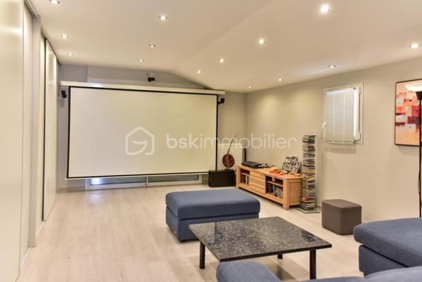 Bollène (84500) – Quartier résidentiel prisé du Barry

Dans un environnement résidentiel recherché, au calme absolu et à seulement quelques pas des sentiers du Barry, cette élégante villa de 175 m² habitables offre un équilibre parfait entre confort, prestations de qualité et douceur de vivre.

Édifiée sur un magnifique terrain paysager de 1 639 m², entièrement clos et sans vis-à-vis, cette propriété séduira les familles en quête d'espace ainsi que les acquéreurs recherchant un bien prêt à vivre, sans travaux.

Une pièce de vie chaleureuse et fonctionnelle

Dès l'entrée, vous découvrirez un vaste séjour de 42 m², baigné de lumière grâce à ses larges ouvertures. Le poêle à bois apporte une ambiance chaleureuse tout en offrant un excellent confort thermique durant l'hiver.

La cuisine, entièrement aménagée et équipée, a été pensée pour conjuguer esthétique et praticité. Ses nombreux rangements sur mesure, son vaste plan de travail et son espace plancha intégré en font un lieu convivial, idéal pour recevoir famille et amis.

Une salle de cinéma complète cet espace de vie et constitue un véritable atout, offrant un confort rarement proposé sur ce type de bien.

L'ensemble de la maison bénéficie d'une climatisation réversible, garantissant une température agréable en toute saison.

Un espace nuit parfaitement agencé

L'espace nuit a été conçu pour préserver l'intimité de chacun.

La suite parentale d'environ 21 m² dispose :

d'un grand dressing aménagé ;
d'une salle d'eau privative avec douche à l'italienne ;
de toilettes indépendantes.

Trois autres chambres, comprises entre 13 et 21 m², disposent toutes de placards intégrés. L'une d'elles bénéficie d'un WC privatif ainsi que d'un solarium, offrant un espace indépendant particulièrement apprécié pour un adolescent, des invités ou une activité professionnelle.

Une salle de bains familiale avec baignoire et double vasque ainsi qu'un WC indépendant complètent cet espace.

Des extérieurs conçus pour profiter pleinement du climat provençal

Le jardin, soigneusement entretenu et entièrement arboré, offre une intimité totale.

Véritable espace de détente, il accueille une superbe piscine DIFFAZUR, reconnue pour la qualité de ses réalisations, équipée :

d'un spa intégré ;
d'une plage immergée d'environ 8 m², idéale pour les jeunes enfants ou pour se relaxer.

Deux grandes terrasses permettent de profiter pleinement des repas en extérieur tout au long de l'année.

Les amateurs de convivialité apprécieront également le terrain de pétanque ombragé et éclairé.

Un garage fermé de 30 m² ainsi que plusieurs places de stationnement complètent les prestations.

Des équipements de qualité
Villa entièrement de plain-pied
Menuiseries aluminium à double vitrage
Climatisation réversible
Poêle à bois
Piscine DIFFAZUR avec spa intégré
Terrain entièrement clos et paysagé
Garage de 30 m²
Nombreux stationnements
Aucun vis-à-vis
Une situation privilégiée

La propriété bénéficie d'un emplacement stratégique :

à moins de 100 mètres des sentiers de randonnée du Barry ;
à seulement 1 km de l'autoroute A7, facilitant les déplacements vers Avignon, Orange, Montélimar ou Marseille ;
à 12 minutes de la gare de Bollène ;
à proximité immédiate des écoles, commerces et services.

Cette localisation permet de profiter d'un environnement naturel tout en restant parfaitement connecté aux principaux axes de communication.