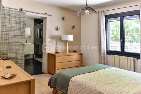 Bollène (84500) – Quartier résidentiel prisé du Barry

Dans un environnement résidentiel recherché, au calme absolu et à seulement quelques pas des sentiers du Barry, cette élégante villa de 175 m² habitables offre un équilibre parfait entre confort, prestations de qualité et douceur de vivre.

Édifiée sur un magnifique terrain paysager de 1 639 m², entièrement clos et sans vis-à-vis, cette propriété séduira les familles en quête d'espace ainsi que les acquéreurs recherchant un bien prêt à vivre, sans travaux.

Une pièce de vie chaleureuse et fonctionnelle

Dès l'entrée, vous découvrirez un vaste séjour de 42 m², baigné de lumière grâce à ses larges ouvertures. Le poêle à bois apporte une ambiance chaleureuse tout en offrant un excellent confort thermique durant l'hiver.

La cuisine, entièrement aménagée et équipée, a été pensée pour conjuguer esthétique et praticité. Ses nombreux rangements sur mesure, son vaste plan de travail et son espace plancha intégré en font un lieu convivial, idéal pour recevoir famille et amis.

Une salle de cinéma complète cet espace de vie et constitue un véritable atout, offrant un confort rarement proposé sur ce type de bien.

L'ensemble de la maison bénéficie d'une climatisation réversible, garantissant une température agréable en toute saison.

Un espace nuit parfaitement agencé

L'espace nuit a été conçu pour préserver l'intimité de chacun.

La suite parentale d'environ 21 m² dispose :

d'un grand dressing aménagé ;
d'une salle d'eau privative avec douche à l'italienne ;
de toilettes indépendantes.

Trois autres chambres, comprises entre 13 et 21 m², disposent toutes de placards intégrés. L'une d'elles bénéficie d'un WC privatif ainsi que d'un solarium, offrant un espace indépendant particulièrement apprécié pour un adolescent, des invités ou une activité professionnelle.

Une salle de bains familiale avec baignoire et double vasque ainsi qu'un WC indépendant complètent cet espace.

Des extérieurs conçus pour profiter pleinement du climat provençal

Le jardin, soigneusement entretenu et entièrement arboré, offre une intimité totale.

Véritable espace de détente, il accueille une superbe piscine DIFFAZUR, reconnue pour la qualité de ses réalisations, équipée :

d'un spa intégré ;
d'une plage immergée d'environ 8 m², idéale pour les jeunes enfants ou pour se relaxer.

Deux grandes terrasses permettent de profiter pleinement des repas en extérieur tout au long de l'année.

Les amateurs de convivialité apprécieront également le terrain de pétanque ombragé et éclairé.

Un garage fermé de 30 m² ainsi que plusieurs places de stationnement complètent les prestations.

Des équipements de qualité
Villa entièrement de plain-pied
Menuiseries aluminium à double vitrage
Climatisation réversible
Poêle à bois
Piscine DIFFAZUR avec spa intégré
Terrain entièrement clos et paysagé
Garage de 30 m²
Nombreux stationnements
Aucun vis-à-vis
Une situation privilégiée

La propriété bénéficie d'un emplacement stratégique :

à moins de 100 mètres des sentiers de randonnée du Barry ;
à seulement 1 km de l'autoroute A7, facilitant les déplacements vers Avignon, Orange, Montélimar ou Marseille ;
à 12 minutes de la gare de Bollène ;
à proximité immédiate des écoles, commerces et services.

Cette localisation permet de profiter d'un environnement naturel tout en restant parfaitement connecté aux principaux axes de communication.
