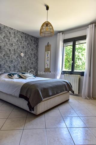 Bollène (84500) – Quartier résidentiel prisé du Barry

Dans un environnement résidentiel recherché, au calme absolu et à seulement quelques pas des sentiers du Barry, cette élégante villa de 175 m² habitables offre un équilibre parfait entre confort, prestations de qualité et douceur de vivre.

Édifiée sur un magnifique terrain paysager de 1 639 m², entièrement clos et sans vis-à-vis, cette propriété séduira les familles en quête d'espace ainsi que les acquéreurs recherchant un bien prêt à vivre, sans travaux.

Une pièce de vie chaleureuse et fonctionnelle

Dès l'entrée, vous découvrirez un vaste séjour de 42 m², baigné de lumière grâce à ses larges ouvertures. Le poêle à bois apporte une ambiance chaleureuse tout en offrant un excellent confort thermique durant l'hiver.

La cuisine, entièrement aménagée et équipée, a été pensée pour conjuguer esthétique et praticité. Ses nombreux rangements sur mesure, son vaste plan de travail et son espace plancha intégré en font un lieu convivial, idéal pour recevoir famille et amis.

Une salle de cinéma complète cet espace de vie et constitue un véritable atout, offrant un confort rarement proposé sur ce type de bien.

L'ensemble de la maison bénéficie d'une climatisation réversible, garantissant une température agréable en toute saison.

Un espace nuit parfaitement agencé

L'espace nuit a été conçu pour préserver l'intimité de chacun.

La suite parentale d'environ 21 m² dispose :

d'un grand dressing aménagé ;
d'une salle d'eau privative avec douche à l'italienne ;
de toilettes indépendantes.

Trois autres chambres, comprises entre 13 et 21 m², disposent toutes de placards intégrés. L'une d'elles bénéficie d'un WC privatif ainsi que d'un solarium, offrant un espace indépendant particulièrement apprécié pour un adolescent, des invités ou une activité professionnelle.

Une salle de bains familiale avec baignoire et double vasque ainsi qu'un WC indépendant complètent cet espace.

Des extérieurs conçus pour profiter pleinement du climat provençal

Le jardin, soigneusement entretenu et entièrement arboré, offre une intimité totale.

Véritable espace de détente, il accueille une superbe piscine DIFFAZUR, reconnue pour la qualité de ses réalisations, équipée :

d'un spa intégré ;
d'une plage immergée d'environ 8 m², idéale pour les jeunes enfants ou pour se relaxer.

Deux grandes terrasses permettent de profiter pleinement des repas en extérieur tout au long de l'année.

Les amateurs de convivialité apprécieront également le terrain de pétanque ombragé et éclairé.

Un garage fermé de 30 m² ainsi que plusieurs places de stationnement complètent les prestations.

Des équipements de qualité
Villa entièrement de plain-pied
Menuiseries aluminium à double vitrage
Climatisation réversible
Poêle à bois
Piscine DIFFAZUR avec spa intégré
Terrain entièrement clos et paysagé
Garage de 30 m²
Nombreux stationnements
Aucun vis-à-vis
Une situation privilégiée

La propriété bénéficie d'un emplacement stratégique :

à moins de 100 mètres des sentiers de randonnée du Barry ;
à seulement 1 km de l'autoroute A7, facilitant les déplacements vers Avignon, Orange, Montélimar ou Marseille ;
à 12 minutes de la gare de Bollène ;
à proximité immédiate des écoles, commerces et services.

Cette localisation permet de profiter d'un environnement naturel tout en restant parfaitement connecté aux principaux axes de communication.