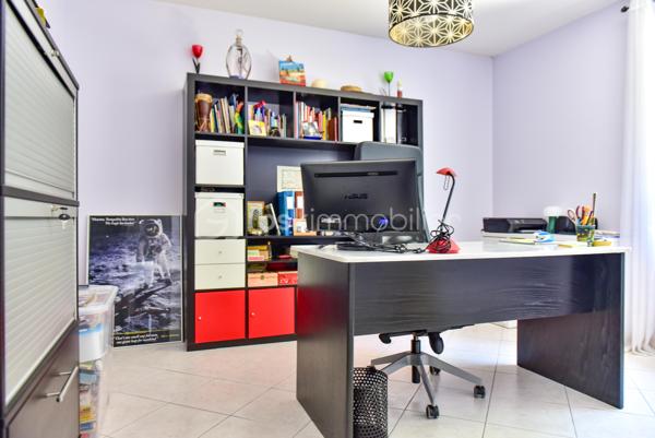 Bollène (84500) – Quartier résidentiel prisé du Barry

Dans un environnement résidentiel recherché, au calme absolu et à seulement quelques pas des sentiers du Barry, cette élégante villa de 175 m² habitables offre un équilibre parfait entre confort, prestations de qualité et douceur de vivre.

Édifiée sur un magnifique terrain paysager de 1 639 m², entièrement clos et sans vis-à-vis, cette propriété séduira les familles en quête d'espace ainsi que les acquéreurs recherchant un bien prêt à vivre, sans travaux.

Une pièce de vie chaleureuse et fonctionnelle

Dès l'entrée, vous découvrirez un vaste séjour de 42 m², baigné de lumière grâce à ses larges ouvertures. Le poêle à bois apporte une ambiance chaleureuse tout en offrant un excellent confort thermique durant l'hiver.

La cuisine, entièrement aménagée et équipée, a été pensée pour conjuguer esthétique et praticité. Ses nombreux rangements sur mesure, son vaste plan de travail et son espace plancha intégré en font un lieu convivial, idéal pour recevoir famille et amis.

Une salle de cinéma complète cet espace de vie et constitue un véritable atout, offrant un confort rarement proposé sur ce type de bien.

L'ensemble de la maison bénéficie d'une climatisation réversible, garantissant une température agréable en toute saison.

Un espace nuit parfaitement agencé

L'espace nuit a été conçu pour préserver l'intimité de chacun.

La suite parentale d'environ 21 m² dispose :

d'un grand dressing aménagé ;
d'une salle d'eau privative avec douche à l'italienne ;
de toilettes indépendantes.

Trois autres chambres, comprises entre 13 et 21 m², disposent toutes de placards intégrés. L'une d'elles bénéficie d'un WC privatif ainsi que d'un solarium, offrant un espace indépendant particulièrement apprécié pour un adolescent, des invités ou une activité professionnelle.

Une salle de bains familiale avec baignoire et double vasque ainsi qu'un WC indépendant complètent cet espace.

Des extérieurs conçus pour profiter pleinement du climat provençal

Le jardin, soigneusement entretenu et entièrement arboré, offre une intimité totale.

Véritable espace de détente, il accueille une superbe piscine DIFFAZUR, reconnue pour la qualité de ses réalisations, équipée :

d'un spa intégré ;
d'une plage immergée d'environ 8 m², idéale pour les jeunes enfants ou pour se relaxer.

Deux grandes terrasses permettent de profiter pleinement des repas en extérieur tout au long de l'année.

Les amateurs de convivialité apprécieront également le terrain de pétanque ombragé et éclairé.

Un garage fermé de 30 m² ainsi que plusieurs places de stationnement complètent les prestations.

Des équipements de qualité
Villa entièrement de plain-pied
Menuiseries aluminium à double vitrage
Climatisation réversible
Poêle à bois
Piscine DIFFAZUR avec spa intégré
Terrain entièrement clos et paysagé
Garage de 30 m²
Nombreux stationnements
Aucun vis-à-vis
Une situation privilégiée

La propriété bénéficie d'un emplacement stratégique :

à moins de 100 mètres des sentiers de randonnée du Barry ;
à seulement 1 km de l'autoroute A7, facilitant les déplacements vers Avignon, Orange, Montélimar ou Marseille ;
à 12 minutes de la gare de Bollène ;
à proximité immédiate des écoles, commerces et services.

Cette localisation permet de profiter d'un environnement naturel tout en restant parfaitement connecté aux principaux axes de communication.