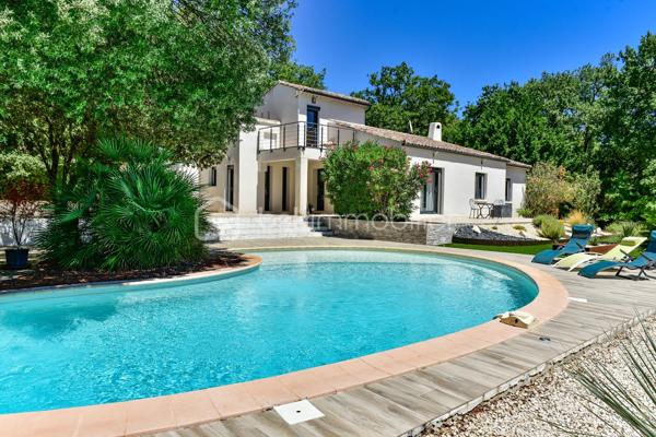 Bollène (84500) – Quartier résidentiel prisé du Barry

Dans un environnement résidentiel recherché, au calme absolu et à seulement quelques pas des sentiers du Barry, cette élégante villa de 175 m² habitables offre un équilibre parfait entre confort, prestations de qualité et douceur de vivre.

Édifiée sur un magnifique terrain paysager de 1 639 m², entièrement clos et sans vis-à-vis, cette propriété séduira les familles en quête d'espace ainsi que les acquéreurs recherchant un bien prêt à vivre, sans travaux.

Une pièce de vie chaleureuse et fonctionnelle

Dès l'entrée, vous découvrirez un vaste séjour de 42 m², baigné de lumière grâce à ses larges ouvertures. Le poêle à bois apporte une ambiance chaleureuse tout en offrant un excellent confort thermique durant l'hiver.

La cuisine, entièrement aménagée et équipée, a été pensée pour conjuguer esthétique et praticité. Ses nombreux rangements sur mesure, son vaste plan de travail et son espace plancha intégré en font un lieu convivial, idéal pour recevoir famille et amis.

Une salle de cinéma complète cet espace de vie et constitue un véritable atout, offrant un confort rarement proposé sur ce type de bien.

L'ensemble de la maison bénéficie d'une climatisation réversible, garantissant une température agréable en toute saison.

Un espace nuit parfaitement agencé

L'espace nuit a été conçu pour préserver l'intimité de chacun.

La suite parentale d'environ 21 m² dispose :

d'un grand dressing aménagé ;
d'une salle d'eau privative avec douche à l'italienne ;
de toilettes indépendantes.

Trois autres chambres, comprises entre 13 et 21 m², disposent toutes de placards intégrés. L'une d'elles bénéficie d'un WC privatif ainsi que d'un solarium, offrant un espace indépendant particulièrement apprécié pour un adolescent, des invités ou une activité professionnelle.

Une salle de bains familiale avec baignoire et double vasque ainsi qu'un WC indépendant complètent cet espace.

Des extérieurs conçus pour profiter pleinement du climat provençal

Le jardin, soigneusement entretenu et entièrement arboré, offre une intimité totale.

Véritable espace de détente, il accueille une superbe piscine DIFFAZUR, reconnue pour la qualité de ses réalisations, équipée :

d'un spa intégré ;
d'une plage immergée d'environ 8 m², idéale pour les jeunes enfants ou pour se relaxer.

Deux grandes terrasses permettent de profiter pleinement des repas en extérieur tout au long de l'année.

Les amateurs de convivialité apprécieront également le terrain de pétanque ombragé et éclairé.

Un garage fermé de 30 m² ainsi que plusieurs places de stationnement complètent les prestations.

Des équipements de qualité
Villa entièrement de plain-pied
Menuiseries aluminium à double vitrage
Climatisation réversible
Poêle à bois
Piscine DIFFAZUR avec spa intégré
Terrain entièrement clos et paysagé
Garage de 30 m²
Nombreux stationnements
Aucun vis-à-vis
Une situation privilégiée

La propriété bénéficie d'un emplacement stratégique :

à moins de 100 mètres des sentiers de randonnée du Barry ;
à seulement 1 km de l'autoroute A7, facilitant les déplacements vers Avignon, Orange, Montélimar ou Marseille ;
à 12 minutes de la gare de Bollène ;
à proximité immédiate des écoles, commerces et services.

Cette localisation permet de profiter d'un environnement naturel tout en restant parfaitement connecté aux principaux axes de communication.