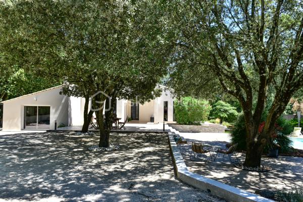 Bollène (84500) – Quartier résidentiel prisé du Barry

Dans un environnement résidentiel recherché, au calme absolu et à seulement quelques pas des sentiers du Barry, cette élégante villa de 175 m² habitables offre un équilibre parfait entre confort, prestations de qualité et douceur de vivre.

Édifiée sur un magnifique terrain paysager de 1 639 m², entièrement clos et sans vis-à-vis, cette propriété séduira les familles en quête d'espace ainsi que les acquéreurs recherchant un bien prêt à vivre, sans travaux.

Une pièce de vie chaleureuse et fonctionnelle

Dès l'entrée, vous découvrirez un vaste séjour de 42 m², baigné de lumière grâce à ses larges ouvertures. Le poêle à bois apporte une ambiance chaleureuse tout en offrant un excellent confort thermique durant l'hiver.

La cuisine, entièrement aménagée et équipée, a été pensée pour conjuguer esthétique et praticité. Ses nombreux rangements sur mesure, son vaste plan de travail et son espace plancha intégré en font un lieu convivial, idéal pour recevoir famille et amis.

Une salle de cinéma complète cet espace de vie et constitue un véritable atout, offrant un confort rarement proposé sur ce type de bien.

L'ensemble de la maison bénéficie d'une climatisation réversible, garantissant une température agréable en toute saison.

Un espace nuit parfaitement agencé

L'espace nuit a été conçu pour préserver l'intimité de chacun.

La suite parentale d'environ 21 m² dispose :

d'un grand dressing aménagé ;
d'une salle d'eau privative avec douche à l'italienne ;
de toilettes indépendantes.

Trois autres chambres, comprises entre 13 et 21 m², disposent toutes de placards intégrés. L'une d'elles bénéficie d'un WC privatif ainsi que d'un solarium, offrant un espace indépendant particulièrement apprécié pour un adolescent, des invités ou une activité professionnelle.

Une salle de bains familiale avec baignoire et double vasque ainsi qu'un WC indépendant complètent cet espace.

Des extérieurs conçus pour profiter pleinement du climat provençal

Le jardin, soigneusement entretenu et entièrement arboré, offre une intimité totale.

Véritable espace de détente, il accueille une superbe piscine DIFFAZUR, reconnue pour la qualité de ses réalisations, équipée :

d'un spa intégré ;
d'une plage immergée d'environ 8 m², idéale pour les jeunes enfants ou pour se relaxer.

Deux grandes terrasses permettent de profiter pleinement des repas en extérieur tout au long de l'année.

Les amateurs de convivialité apprécieront également le terrain de pétanque ombragé et éclairé.

Un garage fermé de 30 m² ainsi que plusieurs places de stationnement complètent les prestations.

Des équipements de qualité
Villa entièrement de plain-pied
Menuiseries aluminium à double vitrage
Climatisation réversible
Poêle à bois
Piscine DIFFAZUR avec spa intégré
Terrain entièrement clos et paysagé
Garage de 30 m²
Nombreux stationnements
Aucun vis-à-vis
Une situation privilégiée

La propriété bénéficie d'un emplacement stratégique :

à moins de 100 mètres des sentiers de randonnée du Barry ;
à seulement 1 km de l'autoroute A7, facilitant les déplacements vers Avignon, Orange, Montélimar ou Marseille ;
à 12 minutes de la gare de Bollène ;
à proximité immédiate des écoles, commerces et services.

Cette localisation permet de profiter d'un environnement naturel tout en restant parfaitement connecté aux principaux axes de communication.