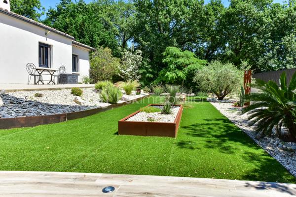 Bollène (84500) – Quartier résidentiel prisé du Barry

Dans un environnement résidentiel recherché, au calme absolu et à seulement quelques pas des sentiers du Barry, cette élégante villa de 175 m² habitables offre un équilibre parfait entre confort, prestations de qualité et douceur de vivre.

Édifiée sur un magnifique terrain paysager de 1 639 m², entièrement clos et sans vis-à-vis, cette propriété séduira les familles en quête d'espace ainsi que les acquéreurs recherchant un bien prêt à vivre, sans travaux.

Une pièce de vie chaleureuse et fonctionnelle

Dès l'entrée, vous découvrirez un vaste séjour de 42 m², baigné de lumière grâce à ses larges ouvertures. Le poêle à bois apporte une ambiance chaleureuse tout en offrant un excellent confort thermique durant l'hiver.

La cuisine, entièrement aménagée et équipée, a été pensée pour conjuguer esthétique et praticité. Ses nombreux rangements sur mesure, son vaste plan de travail et son espace plancha intégré en font un lieu convivial, idéal pour recevoir famille et amis.

Une salle de cinéma complète cet espace de vie et constitue un véritable atout, offrant un confort rarement proposé sur ce type de bien.

L'ensemble de la maison bénéficie d'une climatisation réversible, garantissant une température agréable en toute saison.

Un espace nuit parfaitement agencé

L'espace nuit a été conçu pour préserver l'intimité de chacun.

La suite parentale d'environ 21 m² dispose :

d'un grand dressing aménagé ;
d'une salle d'eau privative avec douche à l'italienne ;
de toilettes indépendantes.

Trois autres chambres, comprises entre 13 et 21 m², disposent toutes de placards intégrés. L'une d'elles bénéficie d'un WC privatif ainsi que d'un solarium, offrant un espace indépendant particulièrement apprécié pour un adolescent, des invités ou une activité professionnelle.

Une salle de bains familiale avec baignoire et double vasque ainsi qu'un WC indépendant complètent cet espace.

Des extérieurs conçus pour profiter pleinement du climat provençal

Le jardin, soigneusement entretenu et entièrement arboré, offre une intimité totale.

Véritable espace de détente, il accueille une superbe piscine DIFFAZUR, reconnue pour la qualité de ses réalisations, équipée :

d'un spa intégré ;
d'une plage immergée d'environ 8 m², idéale pour les jeunes enfants ou pour se relaxer.

Deux grandes terrasses permettent de profiter pleinement des repas en extérieur tout au long de l'année.

Les amateurs de convivialité apprécieront également le terrain de pétanque ombragé et éclairé.

Un garage fermé de 30 m² ainsi que plusieurs places de stationnement complètent les prestations.

Des équipements de qualité
Villa entièrement de plain-pied
Menuiseries aluminium à double vitrage
Climatisation réversible
Poêle à bois
Piscine DIFFAZUR avec spa intégré
Terrain entièrement clos et paysagé
Garage de 30 m²
Nombreux stationnements
Aucun vis-à-vis
Une situation privilégiée

La propriété bénéficie d'un emplacement stratégique :

à moins de 100 mètres des sentiers de randonnée du Barry ;
à seulement 1 km de l'autoroute A7, facilitant les déplacements vers Avignon, Orange, Montélimar ou Marseille ;
à 12 minutes de la gare de Bollène ;
à proximité immédiate des écoles, commerces et services.

Cette localisation permet de profiter d'un environnement naturel tout en restant parfaitement connecté aux principaux axes de communication.