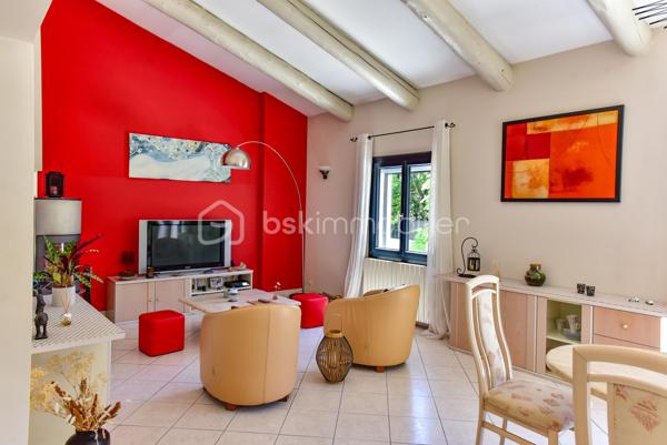 Bollène (84500) – Quartier résidentiel prisé du Barry

Dans un environnement résidentiel recherché, au calme absolu et à seulement quelques pas des sentiers du Barry, cette élégante villa de 175 m² habitables offre un équilibre parfait entre confort, prestations de qualité et douceur de vivre.

Édifiée sur un magnifique terrain paysager de 1 639 m², entièrement clos et sans vis-à-vis, cette propriété séduira les familles en quête d'espace ainsi que les acquéreurs recherchant un bien prêt à vivre, sans travaux.

Une pièce de vie chaleureuse et fonctionnelle

Dès l'entrée, vous découvrirez un vaste séjour de 42 m², baigné de lumière grâce à ses larges ouvertures. Le poêle à bois apporte une ambiance chaleureuse tout en offrant un excellent confort thermique durant l'hiver.

La cuisine, entièrement aménagée et équipée, a été pensée pour conjuguer esthétique et praticité. Ses nombreux rangements sur mesure, son vaste plan de travail et son espace plancha intégré en font un lieu convivial, idéal pour recevoir famille et amis.

Une salle de cinéma complète cet espace de vie et constitue un véritable atout, offrant un confort rarement proposé sur ce type de bien.

L'ensemble de la maison bénéficie d'une climatisation réversible, garantissant une température agréable en toute saison.

Un espace nuit parfaitement agencé

L'espace nuit a été conçu pour préserver l'intimité de chacun.

La suite parentale d'environ 21 m² dispose :

d'un grand dressing aménagé ;
d'une salle d'eau privative avec douche à l'italienne ;
de toilettes indépendantes.

Trois autres chambres, comprises entre 13 et 21 m², disposent toutes de placards intégrés. L'une d'elles bénéficie d'un WC privatif ainsi que d'un solarium, offrant un espace indépendant particulièrement apprécié pour un adolescent, des invités ou une activité professionnelle.

Une salle de bains familiale avec baignoire et double vasque ainsi qu'un WC indépendant complètent cet espace.

Des extérieurs conçus pour profiter pleinement du climat provençal

Le jardin, soigneusement entretenu et entièrement arboré, offre une intimité totale.

Véritable espace de détente, il accueille une superbe piscine DIFFAZUR, reconnue pour la qualité de ses réalisations, équipée :

d'un spa intégré ;
d'une plage immergée d'environ 8 m², idéale pour les jeunes enfants ou pour se relaxer.

Deux grandes terrasses permettent de profiter pleinement des repas en extérieur tout au long de l'année.

Les amateurs de convivialité apprécieront également le terrain de pétanque ombragé et éclairé.

Un garage fermé de 30 m² ainsi que plusieurs places de stationnement complètent les prestations.

Des équipements de qualité
Villa entièrement de plain-pied
Menuiseries aluminium à double vitrage
Climatisation réversible
Poêle à bois
Piscine DIFFAZUR avec spa intégré
Terrain entièrement clos et paysagé
Garage de 30 m²
Nombreux stationnements
Aucun vis-à-vis
Une situation privilégiée

La propriété bénéficie d'un emplacement stratégique :

à moins de 100 mètres des sentiers de randonnée du Barry ;
à seulement 1 km de l'autoroute A7, facilitant les déplacements vers Avignon, Orange, Montélimar ou Marseille ;
à 12 minutes de la gare de Bollène ;
à proximité immédiate des écoles, commerces et services.

Cette localisation permet de profiter d'un environnement naturel tout en restant parfaitement connecté aux principaux axes de communication.