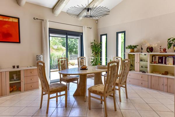 Bollène (84500) – Quartier résidentiel prisé du Barry

Dans un environnement résidentiel recherché, au calme absolu et à seulement quelques pas des sentiers du Barry, cette élégante villa de 175 m² habitables offre un équilibre parfait entre confort, prestations de qualité et douceur de vivre.

Édifiée sur un magnifique terrain paysager de 1 639 m², entièrement clos et sans vis-à-vis, cette propriété séduira les familles en quête d'espace ainsi que les acquéreurs recherchant un bien prêt à vivre, sans travaux.

Une pièce de vie chaleureuse et fonctionnelle

Dès l'entrée, vous découvrirez un vaste séjour de 42 m², baigné de lumière grâce à ses larges ouvertures. Le poêle à bois apporte une ambiance chaleureuse tout en offrant un excellent confort thermique durant l'hiver.

La cuisine, entièrement aménagée et équipée, a été pensée pour conjuguer esthétique et praticité. Ses nombreux rangements sur mesure, son vaste plan de travail et son espace plancha intégré en font un lieu convivial, idéal pour recevoir famille et amis.

Une salle de cinéma complète cet espace de vie et constitue un véritable atout, offrant un confort rarement proposé sur ce type de bien.

L'ensemble de la maison bénéficie d'une climatisation réversible, garantissant une température agréable en toute saison.

Un espace nuit parfaitement agencé

L'espace nuit a été conçu pour préserver l'intimité de chacun.

La suite parentale d'environ 21 m² dispose :

d'un grand dressing aménagé ;
d'une salle d'eau privative avec douche à l'italienne ;
de toilettes indépendantes.

Trois autres chambres, comprises entre 13 et 21 m², disposent toutes de placards intégrés. L'une d'elles bénéficie d'un WC privatif ainsi que d'un solarium, offrant un espace indépendant particulièrement apprécié pour un adolescent, des invités ou une activité professionnelle.

Une salle de bains familiale avec baignoire et double vasque ainsi qu'un WC indépendant complètent cet espace.

Des extérieurs conçus pour profiter pleinement du climat provençal

Le jardin, soigneusement entretenu et entièrement arboré, offre une intimité totale.

Véritable espace de détente, il accueille une superbe piscine DIFFAZUR, reconnue pour la qualité de ses réalisations, équipée :

d'un spa intégré ;
d'une plage immergée d'environ 8 m², idéale pour les jeunes enfants ou pour se relaxer.

Deux grandes terrasses permettent de profiter pleinement des repas en extérieur tout au long de l'année.

Les amateurs de convivialité apprécieront également le terrain de pétanque ombragé et éclairé.

Un garage fermé de 30 m² ainsi que plusieurs places de stationnement complètent les prestations.

Des équipements de qualité
Villa entièrement de plain-pied
Menuiseries aluminium à double vitrage
Climatisation réversible
Poêle à bois
Piscine DIFFAZUR avec spa intégré
Terrain entièrement clos et paysagé
Garage de 30 m²
Nombreux stationnements
Aucun vis-à-vis
Une situation privilégiée

La propriété bénéficie d'un emplacement stratégique :

à moins de 100 mètres des sentiers de randonnée du Barry ;
à seulement 1 km de l'autoroute A7, facilitant les déplacements vers Avignon, Orange, Montélimar ou Marseille ;
à 12 minutes de la gare de Bollène ;
à proximité immédiate des écoles, commerces et services.

Cette localisation permet de profiter d'un environnement naturel tout en restant parfaitement connecté aux principaux axes de communication.