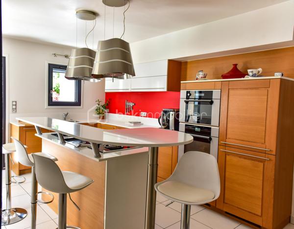 Bollène (84500) – Quartier résidentiel prisé du Barry

Dans un environnement résidentiel recherché, au calme absolu et à seulement quelques pas des sentiers du Barry, cette élégante villa de 175 m² habitables offre un équilibre parfait entre confort, prestations de qualité et douceur de vivre.

Édifiée sur un magnifique terrain paysager de 1 639 m², entièrement clos et sans vis-à-vis, cette propriété séduira les familles en quête d'espace ainsi que les acquéreurs recherchant un bien prêt à vivre, sans travaux.

Une pièce de vie chaleureuse et fonctionnelle

Dès l'entrée, vous découvrirez un vaste séjour de 42 m², baigné de lumière grâce à ses larges ouvertures. Le poêle à bois apporte une ambiance chaleureuse tout en offrant un excellent confort thermique durant l'hiver.

La cuisine, entièrement aménagée et équipée, a été pensée pour conjuguer esthétique et praticité. Ses nombreux rangements sur mesure, son vaste plan de travail et son espace plancha intégré en font un lieu convivial, idéal pour recevoir famille et amis.

Une salle de cinéma complète cet espace de vie et constitue un véritable atout, offrant un confort rarement proposé sur ce type de bien.

L'ensemble de la maison bénéficie d'une climatisation réversible, garantissant une température agréable en toute saison.

Un espace nuit parfaitement agencé

L'espace nuit a été conçu pour préserver l'intimité de chacun.

La suite parentale d'environ 21 m² dispose :

d'un grand dressing aménagé ;
d'une salle d'eau privative avec douche à l'italienne ;
de toilettes indépendantes.

Trois autres chambres, comprises entre 13 et 21 m², disposent toutes de placards intégrés. L'une d'elles bénéficie d'un WC privatif ainsi que d'un solarium, offrant un espace indépendant particulièrement apprécié pour un adolescent, des invités ou une activité professionnelle.

Une salle de bains familiale avec baignoire et double vasque ainsi qu'un WC indépendant complètent cet espace.

Des extérieurs conçus pour profiter pleinement du climat provençal

Le jardin, soigneusement entretenu et entièrement arboré, offre une intimité totale.

Véritable espace de détente, il accueille une superbe piscine DIFFAZUR, reconnue pour la qualité de ses réalisations, équipée :

d'un spa intégré ;
d'une plage immergée d'environ 8 m², idéale pour les jeunes enfants ou pour se relaxer.

Deux grandes terrasses permettent de profiter pleinement des repas en extérieur tout au long de l'année.

Les amateurs de convivialité apprécieront également le terrain de pétanque ombragé et éclairé.

Un garage fermé de 30 m² ainsi que plusieurs places de stationnement complètent les prestations.

Des équipements de qualité
Villa entièrement de plain-pied
Menuiseries aluminium à double vitrage
Climatisation réversible
Poêle à bois
Piscine DIFFAZUR avec spa intégré
Terrain entièrement clos et paysagé
Garage de 30 m²
Nombreux stationnements
Aucun vis-à-vis
Une situation privilégiée

La propriété bénéficie d'un emplacement stratégique :

à moins de 100 mètres des sentiers de randonnée du Barry ;
à seulement 1 km de l'autoroute A7, facilitant les déplacements vers Avignon, Orange, Montélimar ou Marseille ;
à 12 minutes de la gare de Bollène ;
à proximité immédiate des écoles, commerces et services.

Cette localisation permet de profiter d'un environnement naturel tout en restant parfaitement connecté aux principaux axes de communication.