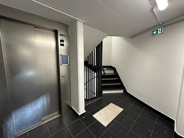 Emplacement de parking au pied de la Tour Eiffel