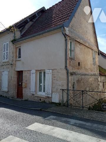 Maison de ville, vendu louée, centre ville de Chambly, offrant une entrée, une cuisine,