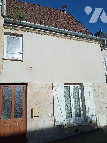 Maison de ville, vendu louée, centre ville de Chambly, offrant une entrée, une cuisine,