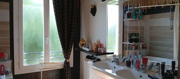 Baisse de Prix!!!Coup de cœur assuré à Vouillé – Maison de charme d environ 150 m² avec grand terrain arboré
