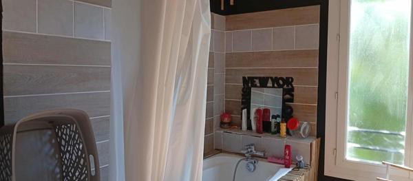 Baisse de Prix!!!Coup de cœur assuré à Vouillé – Maison de charme d environ 150 m² avec grand terrain arboré