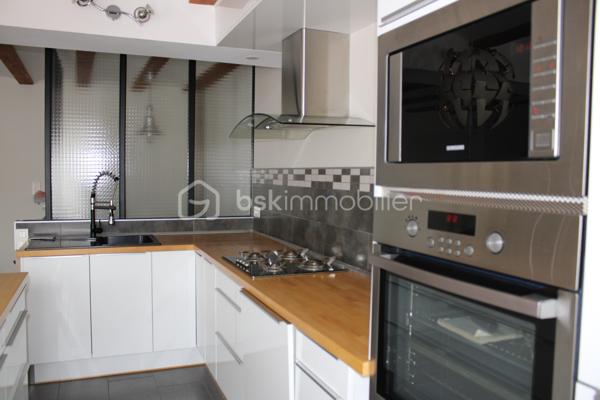 A SAISIR !!! . Rare et magnifique appartement sans vis à vis d'environ 143 m2 se situant sur le 2 ème et dernier
étage. Vous accèderez en plain-pied à une entrée où il est possible de stocker votre vélo dans un local fermé. Ensuite, vous arriverez dans
une très grande pièce très lumineuse avec poutres et pierres apparentes où se situe une cuisine aménagée/équipée de très belle qualité avec
un îlot central et un séjour, le tout sur une surface d'environ 36 m2 environ avec deux balcons. Cette cuisine donne accès à un salon avec
aussi poutres et pierres apparentes d'environ 31 m2 environ comprenant un écran de vidéoprojecteur. Au dernier étage se situent trois
grandes chambres très lumineuses d'une surface de 16 à 20 m2 environ avec de nombreux rangements, leurs vélux et volets sont motorisés.
Un WC avec lavabo, une salle de bain d'environ 12 m2 environ avec douche italienne, baignoire balnéo, double vasque, emplacement lave linge
et sèche-linge sous le dessus de meuble lavabo avec ses branchements et évacuations. Cumuls de 200 litres, et pour sa cuisine, un
ballon d'eau chaude économique en énergie. Radiateurs électriques à inertie récents (modélisé comme un radiateur à accumulation) avec
programmateur pièce par pièce (système individuel).
Accès à la fibre. Pas de frais de copropriété. Parkings à proximité .Surface au sol environ 150 M2 environ. A VISITER TRES RAPIDEMENT.
Vidéos sous demande.