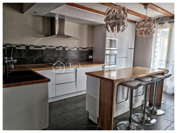 A SAISIR !!! . Rare et magnifique appartement sans vis à vis d'environ 143 m2 se situant sur le 2 ème et dernier
étage. Vous accèderez en plain-pied à une entrée où il est possible de stocker votre vélo dans un local fermé. Ensuite, vous arriverez dans
une très grande pièce très lumineuse avec poutres et pierres apparentes où se situe une cuisine aménagée/équipée de très belle qualité avec
un îlot central et un séjour, le tout sur une surface d'environ 36 m2 environ avec deux balcons. Cette cuisine donne accès à un salon avec
aussi poutres et pierres apparentes d'environ 31 m2 environ comprenant un écran de vidéoprojecteur. Au dernier étage se situent trois
grandes chambres très lumineuses d'une surface de 16 à 20 m2 environ avec de nombreux rangements, leurs vélux et volets sont motorisés.
Un WC avec lavabo, une salle de bain d'environ 12 m2 environ avec douche italienne, baignoire balnéo, double vasque, emplacement lave linge
et sèche-linge sous le dessus de meuble lavabo avec ses branchements et évacuations. Cumuls de 200 litres, et pour sa cuisine, un
ballon d'eau chaude économique en énergie. Radiateurs électriques à inertie récents (modélisé comme un radiateur à accumulation) avec
programmateur pièce par pièce (système individuel).
Accès à la fibre. Pas de frais de copropriété. Parkings à proximité .Surface au sol environ 150 M2 environ. A VISITER TRES RAPIDEMENT.
Vidéos sous demande.