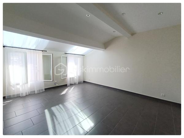 A SAISIR !!! . Rare et magnifique appartement sans vis à vis d'environ 143 m2 se situant sur le 2 ème et dernier
étage. Vous accèderez en plain-pied à une entrée où il est possible de stocker votre vélo dans un local fermé. Ensuite, vous arriverez dans
une très grande pièce très lumineuse avec poutres et pierres apparentes où se situe une cuisine aménagée/équipée de très belle qualité avec
un îlot central et un séjour, le tout sur une surface d'environ 36 m2 environ avec deux balcons. Cette cuisine donne accès à un salon avec
aussi poutres et pierres apparentes d'environ 31 m2 environ comprenant un écran de vidéoprojecteur. Au dernier étage se situent trois
grandes chambres très lumineuses d'une surface de 16 à 20 m2 environ avec de nombreux rangements, leurs vélux et volets sont motorisés.
Un WC avec lavabo, une salle de bain d'environ 12 m2 environ avec douche italienne, baignoire balnéo, double vasque, emplacement lave linge
et sèche-linge sous le dessus de meuble lavabo avec ses branchements et évacuations. Cumuls de 200 litres, et pour sa cuisine, un
ballon d'eau chaude économique en énergie. Radiateurs électriques à inertie récents (modélisé comme un radiateur à accumulation) avec
programmateur pièce par pièce (système individuel).
Accès à la fibre. Pas de frais de copropriété. Parkings à proximité .Surface au sol environ 150 M2 environ. A VISITER TRES RAPIDEMENT.
Vidéos sous demande.