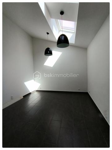 A SAISIR !!! . Rare et magnifique appartement sans vis à vis d'environ 143 m2 se situant sur le 2 ème et dernier
étage. Vous accèderez en plain-pied à une entrée où il est possible de stocker votre vélo dans un local fermé. Ensuite, vous arriverez dans
une très grande pièce très lumineuse avec poutres et pierres apparentes où se situe une cuisine aménagée/équipée de très belle qualité avec
un îlot central et un séjour, le tout sur une surface d'environ 36 m2 environ avec deux balcons. Cette cuisine donne accès à un salon avec
aussi poutres et pierres apparentes d'environ 31 m2 environ comprenant un écran de vidéoprojecteur. Au dernier étage se situent trois
grandes chambres très lumineuses d'une surface de 16 à 20 m2 environ avec de nombreux rangements, leurs vélux et volets sont motorisés.
Un WC avec lavabo, une salle de bain d'environ 12 m2 environ avec douche italienne, baignoire balnéo, double vasque, emplacement lave linge
et sèche-linge sous le dessus de meuble lavabo avec ses branchements et évacuations. Cumuls de 200 litres, et pour sa cuisine, un
ballon d'eau chaude économique en énergie. Radiateurs électriques à inertie récents (modélisé comme un radiateur à accumulation) avec
programmateur pièce par pièce (système individuel).
Accès à la fibre. Pas de frais de copropriété. Parkings à proximité .Surface au sol environ 150 M2 environ. A VISITER TRES RAPIDEMENT.
Vidéos sous demande.