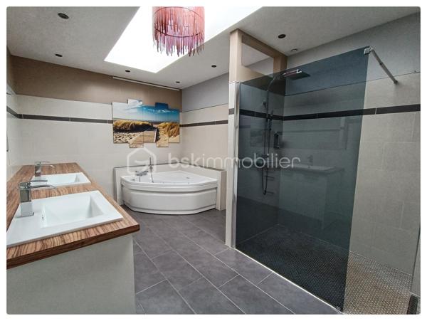 A SAISIR !!! . Rare et magnifique appartement sans vis à vis d'environ 143 m2 se situant sur le 2 ème et dernier
étage. Vous accèderez en plain-pied à une entrée où il est possible de stocker votre vélo dans un local fermé. Ensuite, vous arriverez dans
une très grande pièce très lumineuse avec poutres et pierres apparentes où se situe une cuisine aménagée/équipée de très belle qualité avec
un îlot central et un séjour, le tout sur une surface d'environ 36 m2 environ avec deux balcons. Cette cuisine donne accès à un salon avec
aussi poutres et pierres apparentes d'environ 31 m2 environ comprenant un écran de vidéoprojecteur. Au dernier étage se situent trois
grandes chambres très lumineuses d'une surface de 16 à 20 m2 environ avec de nombreux rangements, leurs vélux et volets sont motorisés.
Un WC avec lavabo, une salle de bain d'environ 12 m2 environ avec douche italienne, baignoire balnéo, double vasque, emplacement lave linge
et sèche-linge sous le dessus de meuble lavabo avec ses branchements et évacuations. Cumuls de 200 litres, et pour sa cuisine, un
ballon d'eau chaude économique en énergie. Radiateurs électriques à inertie récents (modélisé comme un radiateur à accumulation) avec
programmateur pièce par pièce (système individuel).
Accès à la fibre. Pas de frais de copropriété. Parkings à proximité .Surface au sol environ 150 M2 environ. A VISITER TRES RAPIDEMENT.
Vidéos sous demande.