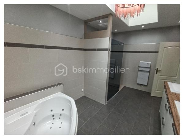 A SAISIR !!! . Rare et magnifique appartement sans vis à vis d'environ 143 m2 se situant sur le 2 ème et dernier
étage. Vous accèderez en plain-pied à une entrée où il est possible de stocker votre vélo dans un local fermé. Ensuite, vous arriverez dans
une très grande pièce très lumineuse avec poutres et pierres apparentes où se situe une cuisine aménagée/équipée de très belle qualité avec
un îlot central et un séjour, le tout sur une surface d'environ 36 m2 environ avec deux balcons. Cette cuisine donne accès à un salon avec
aussi poutres et pierres apparentes d'environ 31 m2 environ comprenant un écran de vidéoprojecteur. Au dernier étage se situent trois
grandes chambres très lumineuses d'une surface de 16 à 20 m2 environ avec de nombreux rangements, leurs vélux et volets sont motorisés.
Un WC avec lavabo, une salle de bain d'environ 12 m2 environ avec douche italienne, baignoire balnéo, double vasque, emplacement lave linge
et sèche-linge sous le dessus de meuble lavabo avec ses branchements et évacuations. Cumuls de 200 litres, et pour sa cuisine, un
ballon d'eau chaude économique en énergie. Radiateurs électriques à inertie récents (modélisé comme un radiateur à accumulation) avec
programmateur pièce par pièce (système individuel).
Accès à la fibre. Pas de frais de copropriété. Parkings à proximité .Surface au sol environ 150 M2 environ. A VISITER TRES RAPIDEMENT.
Vidéos sous demande.