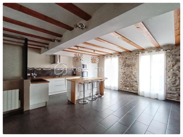 A SAISIR !!! . Rare et magnifique appartement sans vis à vis d'environ 143 m2 se situant sur le 2 ème et dernier
étage. Vous accèderez en plain-pied à une entrée où il est possible de stocker votre vélo dans un local fermé. Ensuite, vous arriverez dans
une très grande pièce très lumineuse avec poutres et pierres apparentes où se situe une cuisine aménagée/équipée de très belle qualité avec
un îlot central et un séjour, le tout sur une surface d'environ 36 m2 environ avec deux balcons. Cette cuisine donne accès à un salon avec
aussi poutres et pierres apparentes d'environ 31 m2 environ comprenant un écran de vidéoprojecteur. Au dernier étage se situent trois
grandes chambres très lumineuses d'une surface de 16 à 20 m2 environ avec de nombreux rangements, leurs vélux et volets sont motorisés.
Un WC avec lavabo, une salle de bain d'environ 12 m2 environ avec douche italienne, baignoire balnéo, double vasque, emplacement lave linge
et sèche-linge sous le dessus de meuble lavabo avec ses branchements et évacuations. Cumuls de 200 litres, et pour sa cuisine, un
ballon d'eau chaude économique en énergie. Radiateurs électriques à inertie récents (modélisé comme un radiateur à accumulation) avec
programmateur pièce par pièce (système individuel).
Accès à la fibre. Pas de frais de copropriété. Parkings à proximité .Surface au sol environ 150 M2 environ. A VISITER TRES RAPIDEMENT.
Vidéos sous demande.