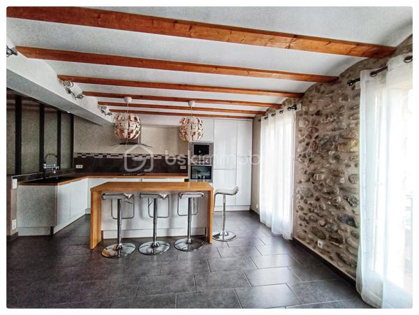 A SAISIR !!! . Rare et magnifique appartement sans vis à vis d'environ 143 m2 se situant sur le 2 ème et dernier
étage. Vous accèderez en plain-pied à une entrée où il est possible de stocker votre vélo dans un local fermé. Ensuite, vous arriverez dans
une très grande pièce très lumineuse avec poutres et pierres apparentes où se situe une cuisine aménagée/équipée de très belle qualité avec
un îlot central et un séjour, le tout sur une surface d'environ 36 m2 environ avec deux balcons. Cette cuisine donne accès à un salon avec
aussi poutres et pierres apparentes d'environ 31 m2 environ comprenant un écran de vidéoprojecteur. Au dernier étage se situent trois
grandes chambres très lumineuses d'une surface de 16 à 20 m2 environ avec de nombreux rangements, leurs vélux et volets sont motorisés.
Un WC avec lavabo, une salle de bain d'environ 12 m2 environ avec douche italienne, baignoire balnéo, double vasque, emplacement lave linge
et sèche-linge sous le dessus de meuble lavabo avec ses branchements et évacuations. Cumuls de 200 litres, et pour sa cuisine, un
ballon d'eau chaude économique en énergie. Radiateurs électriques à inertie récents (modélisé comme un radiateur à accumulation) avec
programmateur pièce par pièce (système individuel).
Accès à la fibre. Pas de frais de copropriété. Parkings à proximité .Surface au sol environ 150 M2 environ. A VISITER TRES RAPIDEMENT.
Vidéos sous demande.