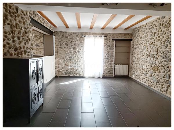 A SAISIR !!! . Rare et magnifique appartement sans vis à vis d'environ 143 m2 se situant sur le 2 ème et dernier
étage. Vous accèderez en plain-pied à une entrée où il est possible de stocker votre vélo dans un local fermé. Ensuite, vous arriverez dans
une très grande pièce très lumineuse avec poutres et pierres apparentes où se situe une cuisine aménagée/équipée de très belle qualité avec
un îlot central et un séjour, le tout sur une surface d'environ 36 m2 environ avec deux balcons. Cette cuisine donne accès à un salon avec
aussi poutres et pierres apparentes d'environ 31 m2 environ comprenant un écran de vidéoprojecteur. Au dernier étage se situent trois
grandes chambres très lumineuses d'une surface de 16 à 20 m2 environ avec de nombreux rangements, leurs vélux et volets sont motorisés.
Un WC avec lavabo, une salle de bain d'environ 12 m2 environ avec douche italienne, baignoire balnéo, double vasque, emplacement lave linge
et sèche-linge sous le dessus de meuble lavabo avec ses branchements et évacuations. Cumuls de 200 litres, et pour sa cuisine, un
ballon d'eau chaude économique en énergie. Radiateurs électriques à inertie récents (modélisé comme un radiateur à accumulation) avec
programmateur pièce par pièce (système individuel).
Accès à la fibre. Pas de frais de copropriété. Parkings à proximité .Surface au sol environ 150 M2 environ. A VISITER TRES RAPIDEMENT.
Vidéos sous demande.