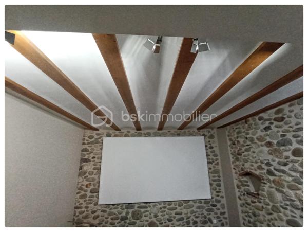 A SAISIR !!! . Rare et magnifique appartement sans vis à vis d'environ 143 m2 se situant sur le 2 ème et dernier
étage. Vous accèderez en plain-pied à une entrée où il est possible de stocker votre vélo dans un local fermé. Ensuite, vous arriverez dans
une très grande pièce très lumineuse avec poutres et pierres apparentes où se situe une cuisine aménagée/équipée de très belle qualité avec
un îlot central et un séjour, le tout sur une surface d'environ 36 m2 environ avec deux balcons. Cette cuisine donne accès à un salon avec
aussi poutres et pierres apparentes d'environ 31 m2 environ comprenant un écran de vidéoprojecteur. Au dernier étage se situent trois
grandes chambres très lumineuses d'une surface de 16 à 20 m2 environ avec de nombreux rangements, leurs vélux et volets sont motorisés.
Un WC avec lavabo, une salle de bain d'environ 12 m2 environ avec douche italienne, baignoire balnéo, double vasque, emplacement lave linge
et sèche-linge sous le dessus de meuble lavabo avec ses branchements et évacuations. Cumuls de 200 litres, et pour sa cuisine, un
ballon d'eau chaude économique en énergie. Radiateurs électriques à inertie récents (modélisé comme un radiateur à accumulation) avec
programmateur pièce par pièce (système individuel).
Accès à la fibre. Pas de frais de copropriété. Parkings à proximité .Surface au sol environ 150 M2 environ. A VISITER TRES RAPIDEMENT.
Vidéos sous demande.