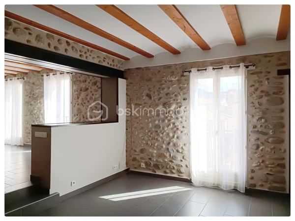 A SAISIR !!! . Rare et magnifique appartement sans vis à vis d'environ 143 m2 se situant sur le 2 ème et dernier
étage. Vous accèderez en plain-pied à une entrée où il est possible de stocker votre vélo dans un local fermé. Ensuite, vous arriverez dans
une très grande pièce très lumineuse avec poutres et pierres apparentes où se situe une cuisine aménagée/équipée de très belle qualité avec
un îlot central et un séjour, le tout sur une surface d'environ 36 m2 environ avec deux balcons. Cette cuisine donne accès à un salon avec
aussi poutres et pierres apparentes d'environ 31 m2 environ comprenant un écran de vidéoprojecteur. Au dernier étage se situent trois
grandes chambres très lumineuses d'une surface de 16 à 20 m2 environ avec de nombreux rangements, leurs vélux et volets sont motorisés.
Un WC avec lavabo, une salle de bain d'environ 12 m2 environ avec douche italienne, baignoire balnéo, double vasque, emplacement lave linge
et sèche-linge sous le dessus de meuble lavabo avec ses branchements et évacuations. Cumuls de 200 litres, et pour sa cuisine, un
ballon d'eau chaude économique en énergie. Radiateurs électriques à inertie récents (modélisé comme un radiateur à accumulation) avec
programmateur pièce par pièce (système individuel).
Accès à la fibre. Pas de frais de copropriété. Parkings à proximité .Surface au sol environ 150 M2 environ. A VISITER TRES RAPIDEMENT.
Vidéos sous demande.