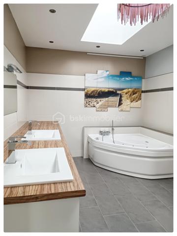 A SAISIR !!! . Rare et magnifique appartement sans vis à vis d'environ 143 m2 se situant sur le 2 ème et dernier
étage. Vous accèderez en plain-pied à une entrée où il est possible de stocker votre vélo dans un local fermé. Ensuite, vous arriverez dans
une très grande pièce très lumineuse avec poutres et pierres apparentes où se situe une cuisine aménagée/équipée de très belle qualité avec
un îlot central et un séjour, le tout sur une surface d'environ 36 m2 environ avec deux balcons. Cette cuisine donne accès à un salon avec
aussi poutres et pierres apparentes d'environ 31 m2 environ comprenant un écran de vidéoprojecteur. Au dernier étage se situent trois
grandes chambres très lumineuses d'une surface de 16 à 20 m2 environ avec de nombreux rangements, leurs vélux et volets sont motorisés.
Un WC avec lavabo, une salle de bain d'environ 12 m2 environ avec douche italienne, baignoire balnéo, double vasque, emplacement lave linge
et sèche-linge sous le dessus de meuble lavabo avec ses branchements et évacuations. Cumuls de 200 litres, et pour sa cuisine, un
ballon d'eau chaude économique en énergie. Radiateurs électriques à inertie récents (modélisé comme un radiateur à accumulation) avec
programmateur pièce par pièce (système individuel).
Accès à la fibre. Pas de frais de copropriété. Parkings à proximité .Surface au sol environ 150 M2 environ. A VISITER TRES RAPIDEMENT.
Vidéos sous demande.