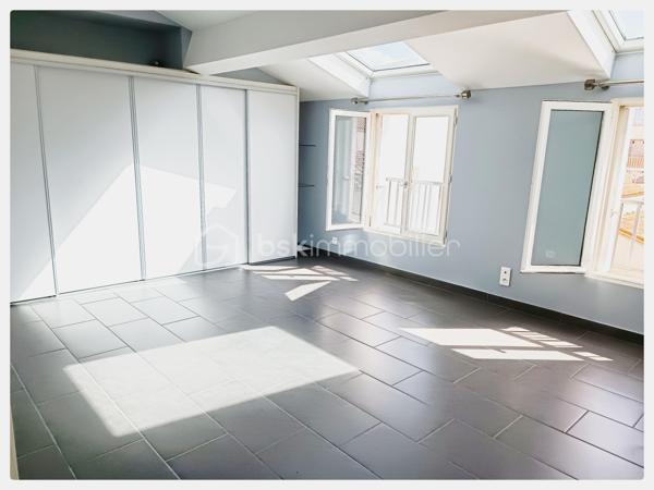A SAISIR !!! . Rare et magnifique appartement sans vis à vis d'environ 143 m2 se situant sur le 2 ème et dernier
étage. Vous accèderez en plain-pied à une entrée où il est possible de stocker votre vélo dans un local fermé. Ensuite, vous arriverez dans
une très grande pièce très lumineuse avec poutres et pierres apparentes où se situe une cuisine aménagée/équipée de très belle qualité avec
un îlot central et un séjour, le tout sur une surface d'environ 36 m2 environ avec deux balcons. Cette cuisine donne accès à un salon avec
aussi poutres et pierres apparentes d'environ 31 m2 environ comprenant un écran de vidéoprojecteur. Au dernier étage se situent trois
grandes chambres très lumineuses d'une surface de 16 à 20 m2 environ avec de nombreux rangements, leurs vélux et volets sont motorisés.
Un WC avec lavabo, une salle de bain d'environ 12 m2 environ avec douche italienne, baignoire balnéo, double vasque, emplacement lave linge
et sèche-linge sous le dessus de meuble lavabo avec ses branchements et évacuations. Cumuls de 200 litres, et pour sa cuisine, un
ballon d'eau chaude économique en énergie. Radiateurs électriques à inertie récents (modélisé comme un radiateur à accumulation) avec
programmateur pièce par pièce (système individuel).
Accès à la fibre. Pas de frais de copropriété. Parkings à proximité .Surface au sol environ 150 M2 environ. A VISITER TRES RAPIDEMENT.
Vidéos sous demande.