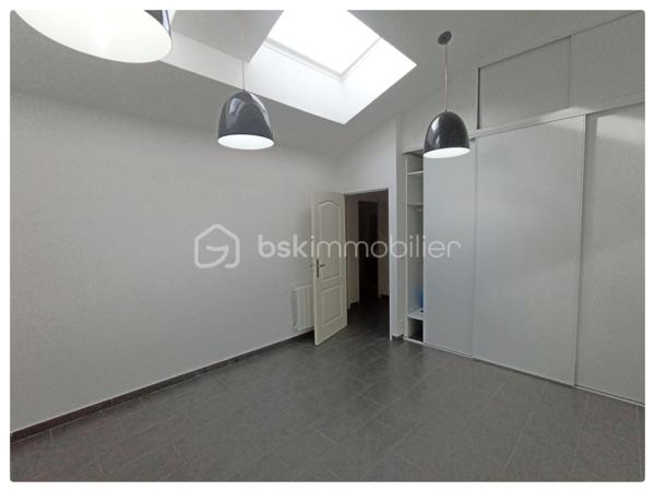 A SAISIR !!! . Rare et magnifique appartement sans vis à vis d'environ 143 m2 se situant sur le 2 ème et dernier
étage. Vous accèderez en plain-pied à une entrée où il est possible de stocker votre vélo dans un local fermé. Ensuite, vous arriverez dans
une très grande pièce très lumineuse avec poutres et pierres apparentes où se situe une cuisine aménagée/équipée de très belle qualité avec
un îlot central et un séjour, le tout sur une surface d'environ 36 m2 environ avec deux balcons. Cette cuisine donne accès à un salon avec
aussi poutres et pierres apparentes d'environ 31 m2 environ comprenant un écran de vidéoprojecteur. Au dernier étage se situent trois
grandes chambres très lumineuses d'une surface de 16 à 20 m2 environ avec de nombreux rangements, leurs vélux et volets sont motorisés.
Un WC avec lavabo, une salle de bain d'environ 12 m2 environ avec douche italienne, baignoire balnéo, double vasque, emplacement lave linge
et sèche-linge sous le dessus de meuble lavabo avec ses branchements et évacuations. Cumuls de 200 litres, et pour sa cuisine, un
ballon d'eau chaude économique en énergie. Radiateurs électriques à inertie récents (modélisé comme un radiateur à accumulation) avec
programmateur pièce par pièce (système individuel).
Accès à la fibre. Pas de frais de copropriété. Parkings à proximité .Surface au sol environ 150 M2 environ. A VISITER TRES RAPIDEMENT.
Vidéos sous demande.
