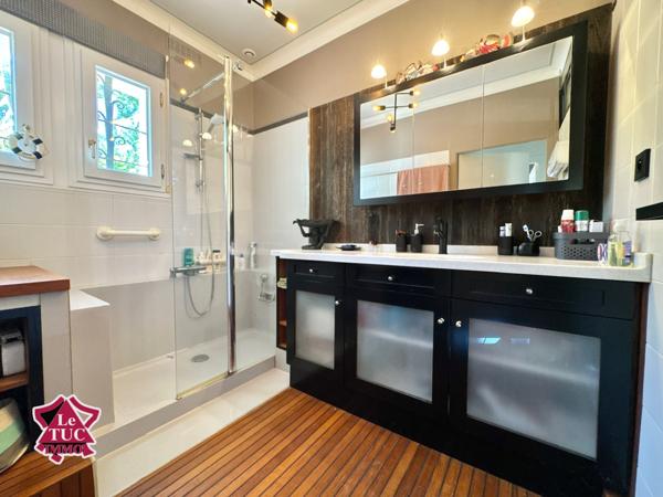 Maison de plain pied avec gîte et piscine chauffée. Pujols (47300)