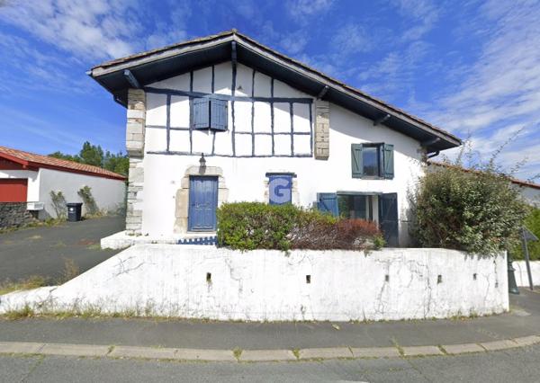 Mouguerre (64990) De nouveau à la vente, Maison Basque historique de 1730, à rénover, située au bourg de Mouguerre