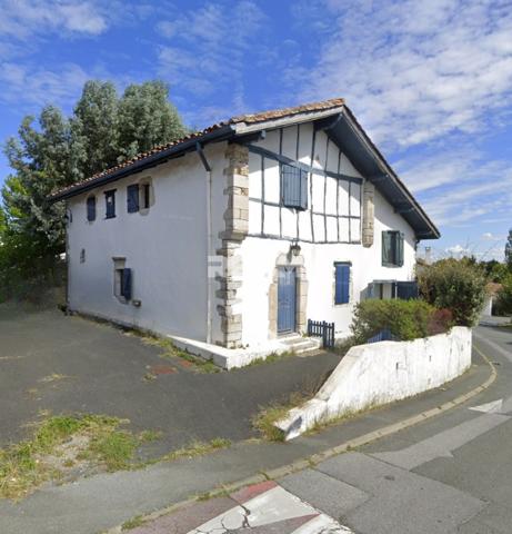 Mouguerre (64990) De nouveau à la vente, Maison Basque historique de 1730, à rénover, située au bourg de Mouguerre