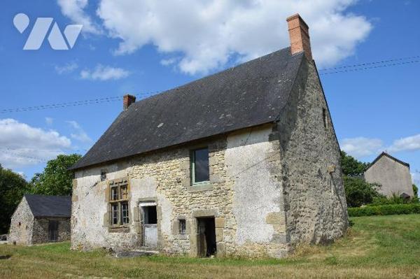 JUBLAINS- En campagne, propriété comprenant une maison de maître en pierres à rénover et ses dé...