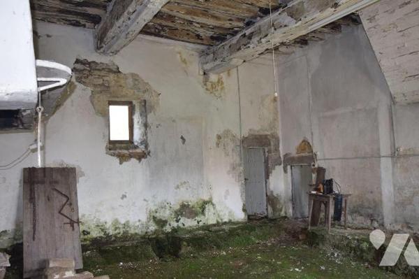 JUBLAINS- En campagne, propriété comprenant une maison de maître en pierres à rénover et ses dé...