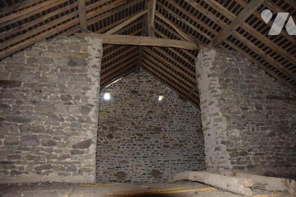 JUBLAINS- En campagne, propriété comprenant une maison de maître en pierres à rénover et ses dé...