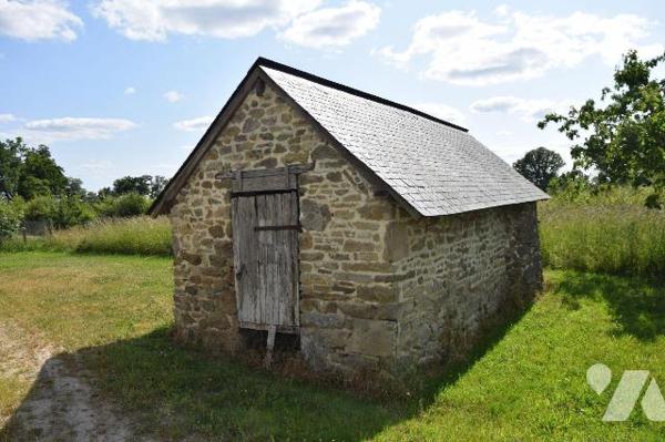 JUBLAINS- En campagne, propriété comprenant une maison de maître en pierres à rénover et ses dé...