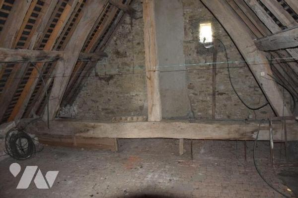 JUBLAINS- En campagne, propriété comprenant une maison de maître en pierres à rénover et ses dé...