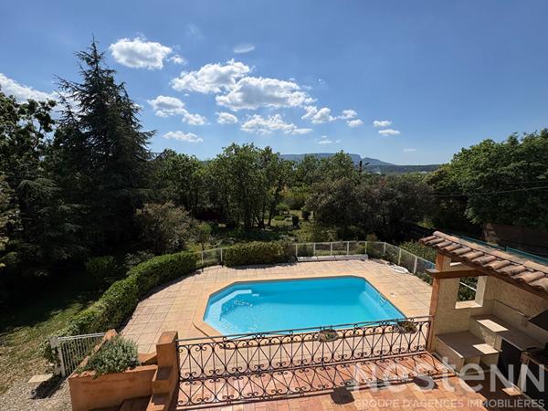 Maison Saint Maximin La Sainte Baume de 160 m² sur un terrain arboré de 1748 m² avec une piscine et un garage.