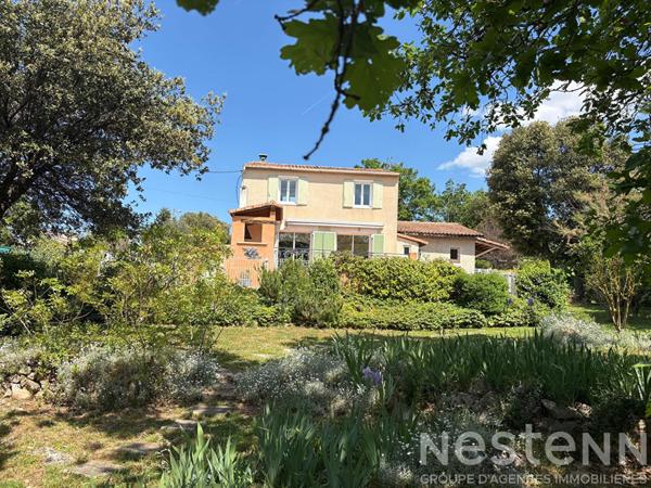 Maison Saint Maximin La Sainte Baume de 160 m² sur un terrain arboré de 1748 m² avec une piscine et un garage.