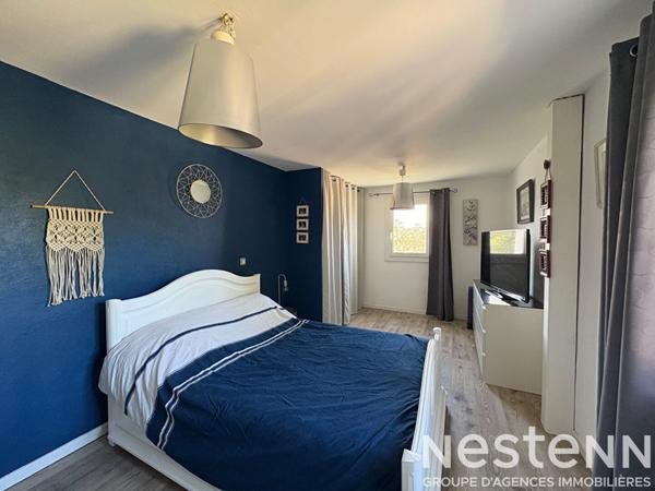 Maison Saint Maximin La Sainte Baume de 160 m² sur un terrain arboré de 1748 m² avec une piscine et un garage.