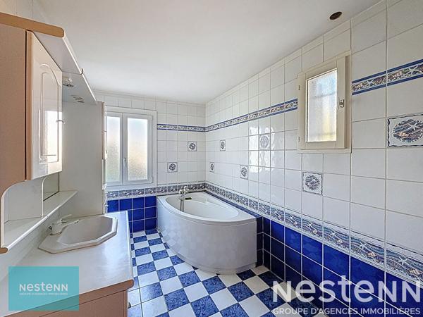 Maison Saint Maximin La Sainte Baume de 160 m² sur un terrain arboré de 1748 m² avec une piscine et un garage.