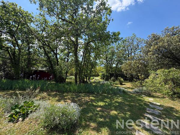 Maison Saint Maximin La Sainte Baume de 160 m² sur un terrain arboré de 1748 m² avec une piscine et un garage.